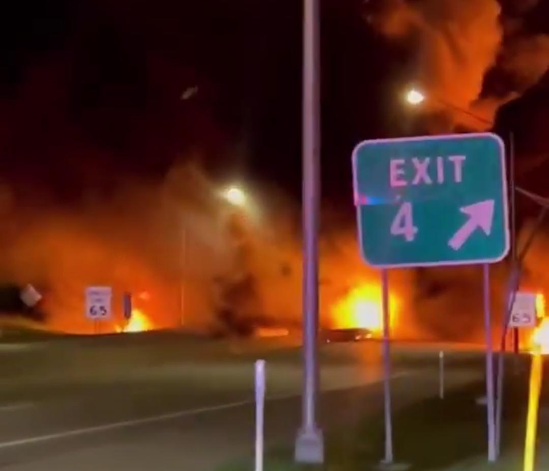 突发新闻——美国肯塔基州I-471高速油罐车爆炸 现场火光冲天
 
发布时间：当