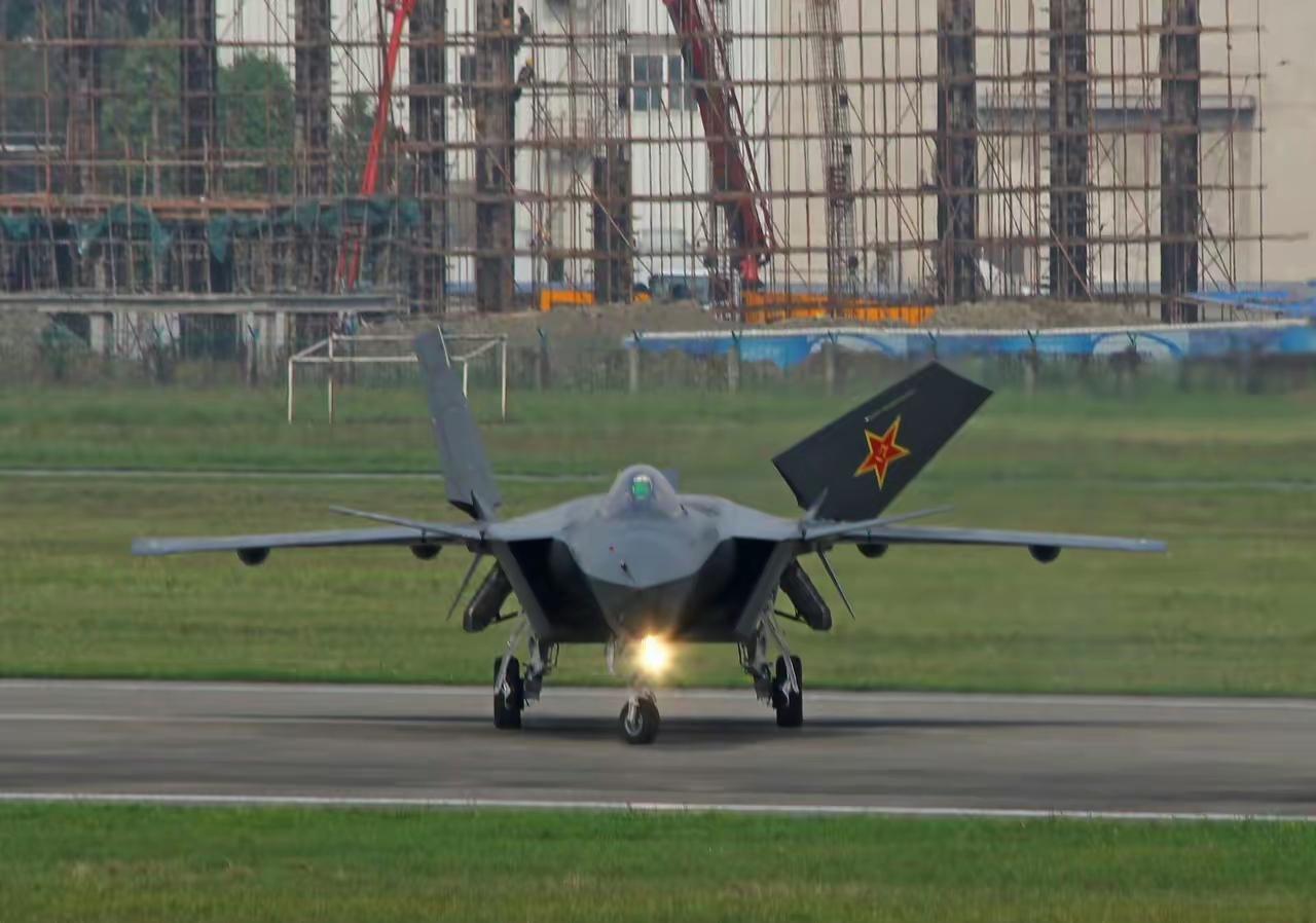 当年歼-20原型机首飞的精彩靓图！分享一组当年火爆全网的歼-20原型机在成都黄田