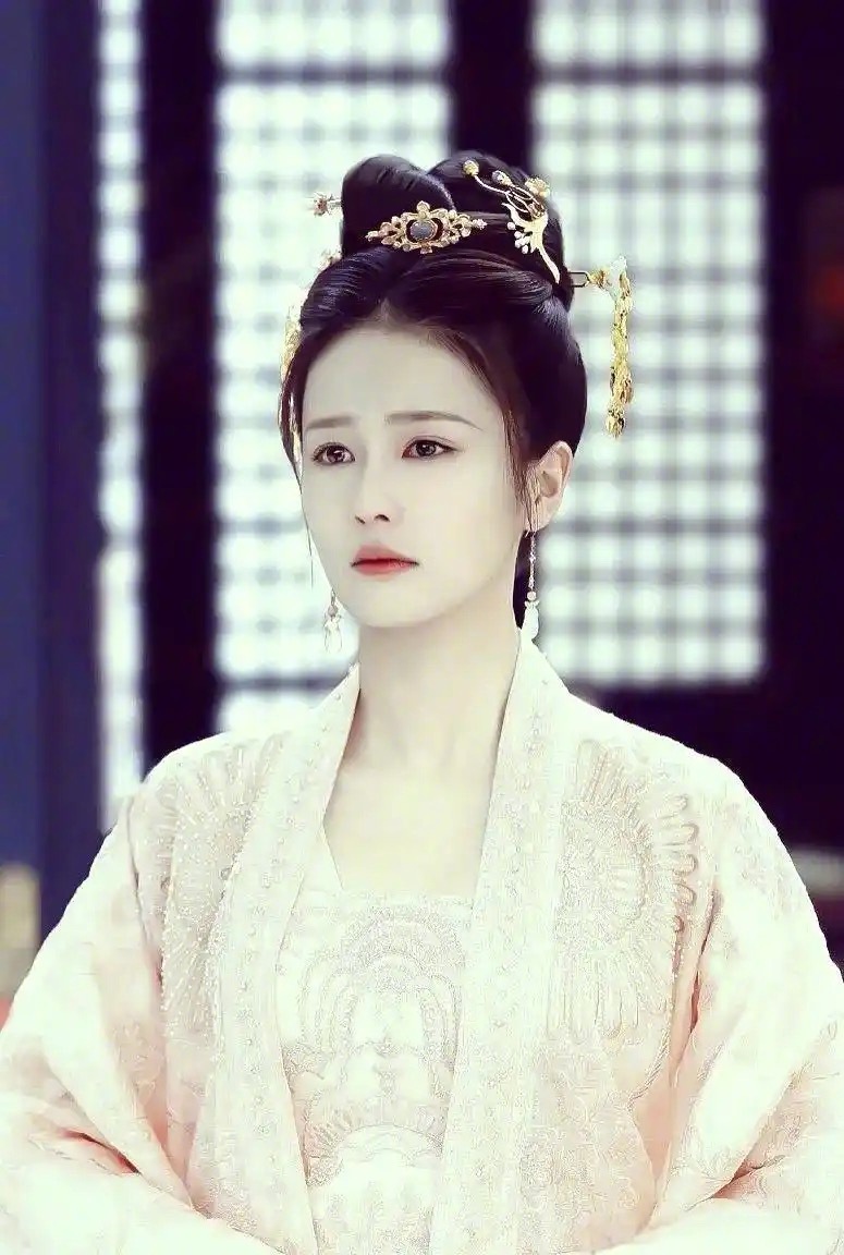 白鹿卢昱晓 抖音下沉市场从作品影响力知名度和艺术价值角度来看，白鹿和卢昱晓，你认