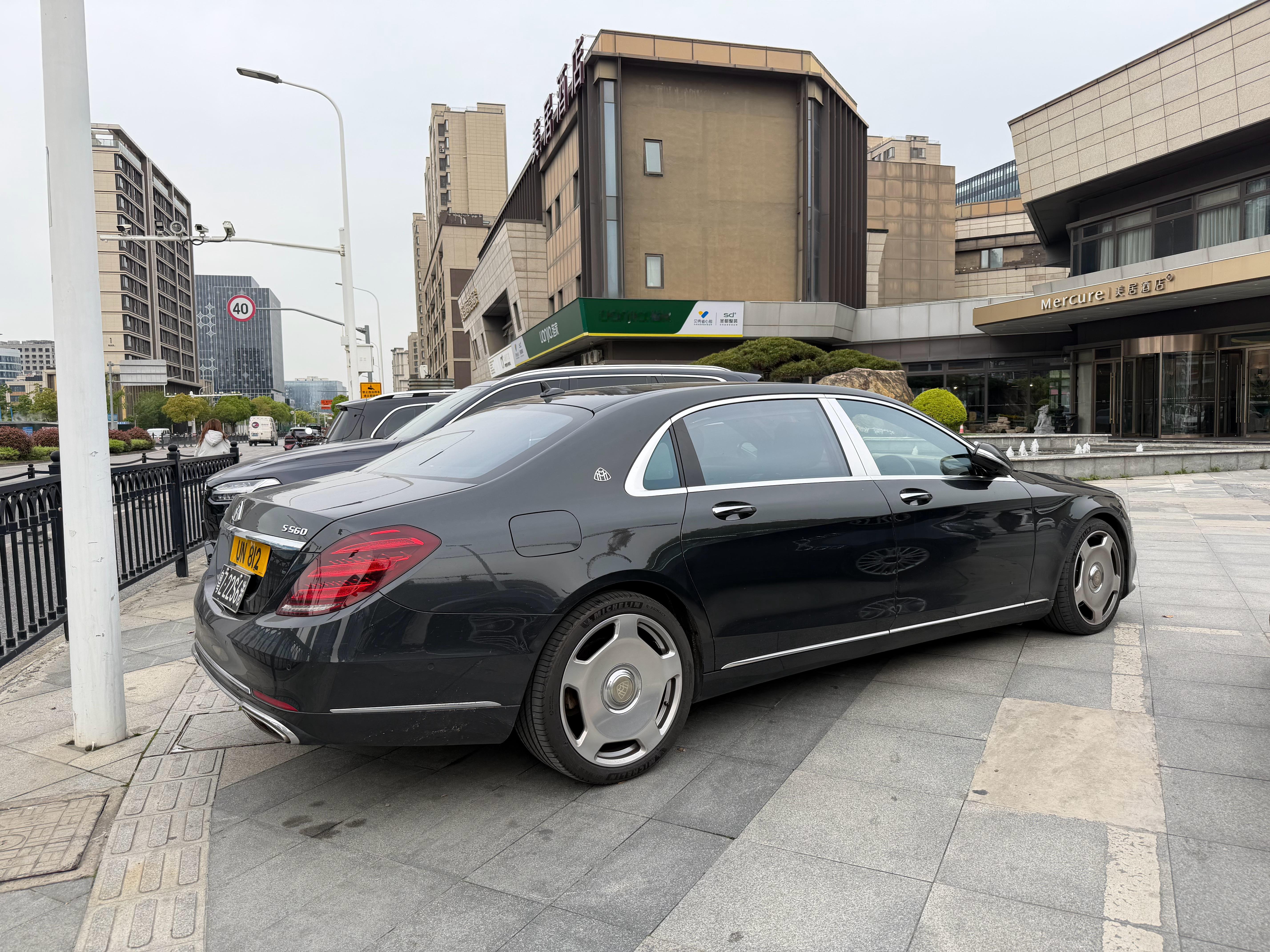 十分优雅的灰色，符合港车的调性。 