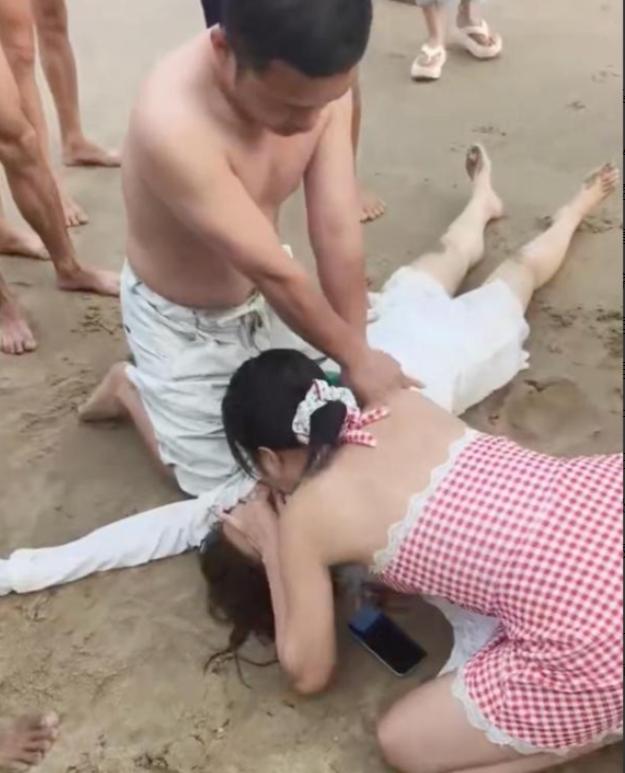 4月26号下午，浙江大学医学院附属第一医院的护士姜智文和妻子，在海南省万宁市东澳