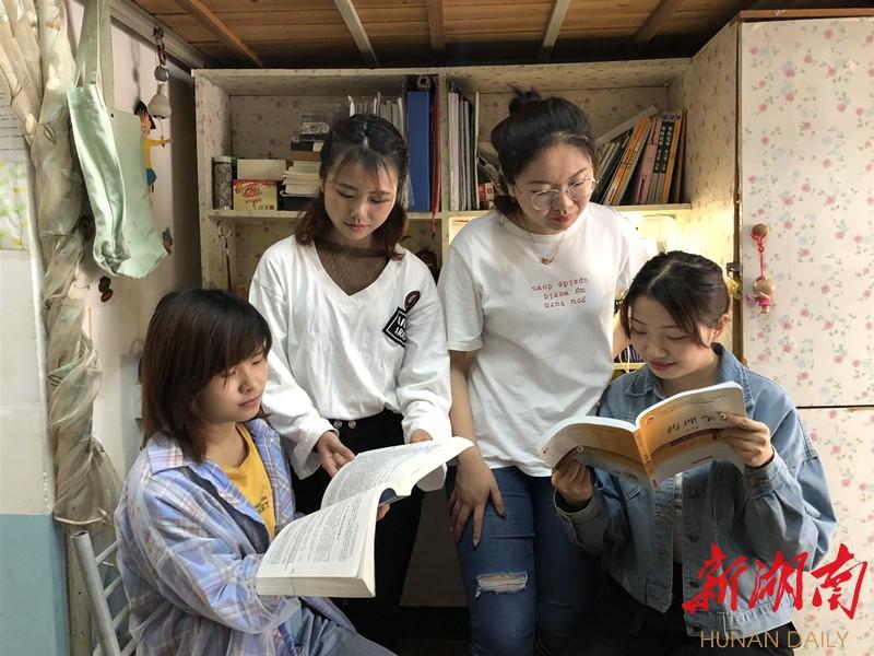 太励志！湖南一师四名同宿舍女生，全部顺利考研上岸
 
湖南第一师范学院一间普通女