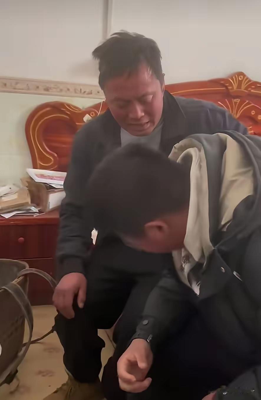 男孩回家才知道奶奶去世了，伤心地坐在沙发上大哭起来，一边哭一边问父亲:奶奶去世了