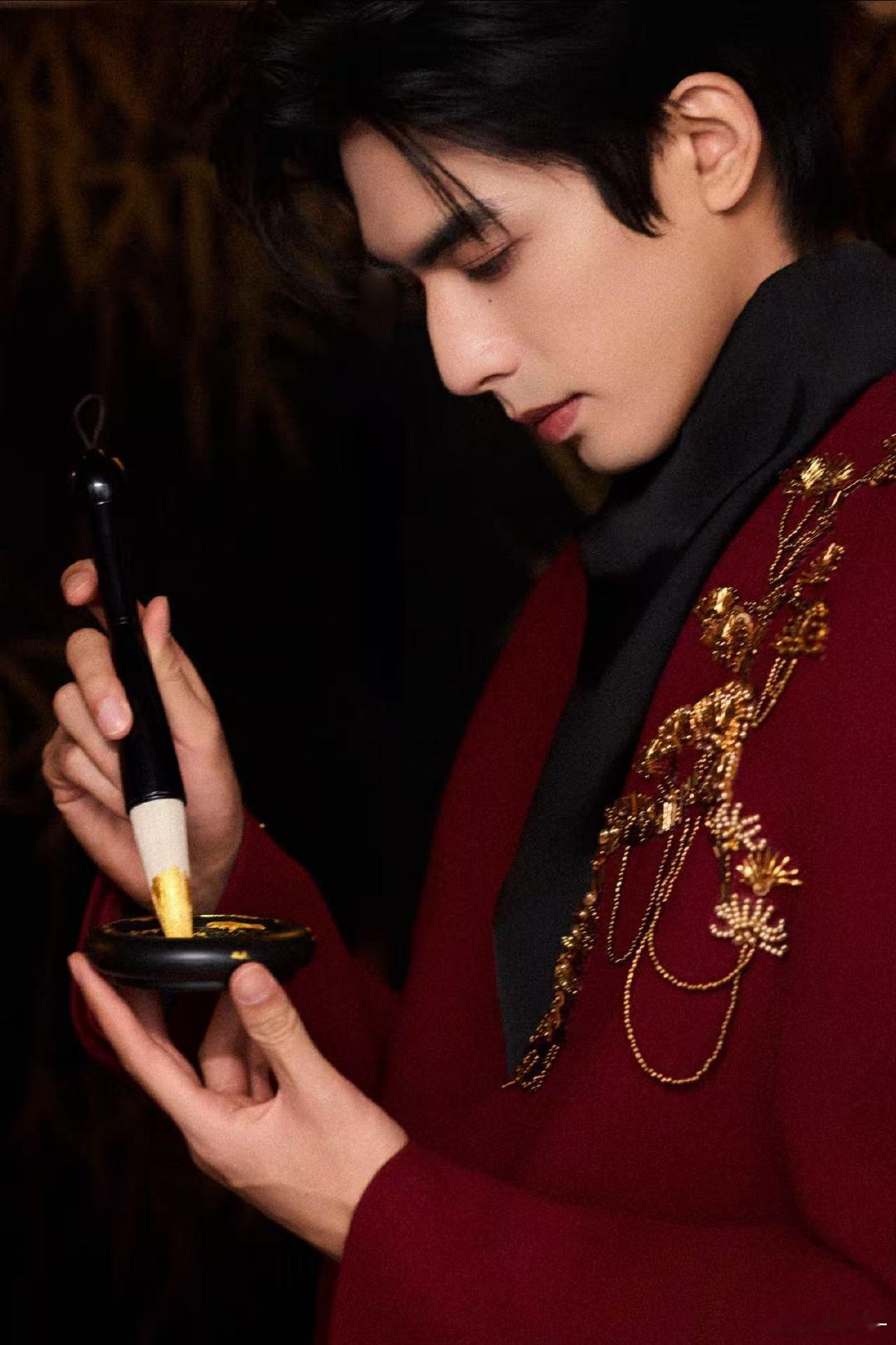 宋威龙 新郎官 这波首秀封神！宋威龙穿红色新中式登春晚，没有新人的局促，只有从容