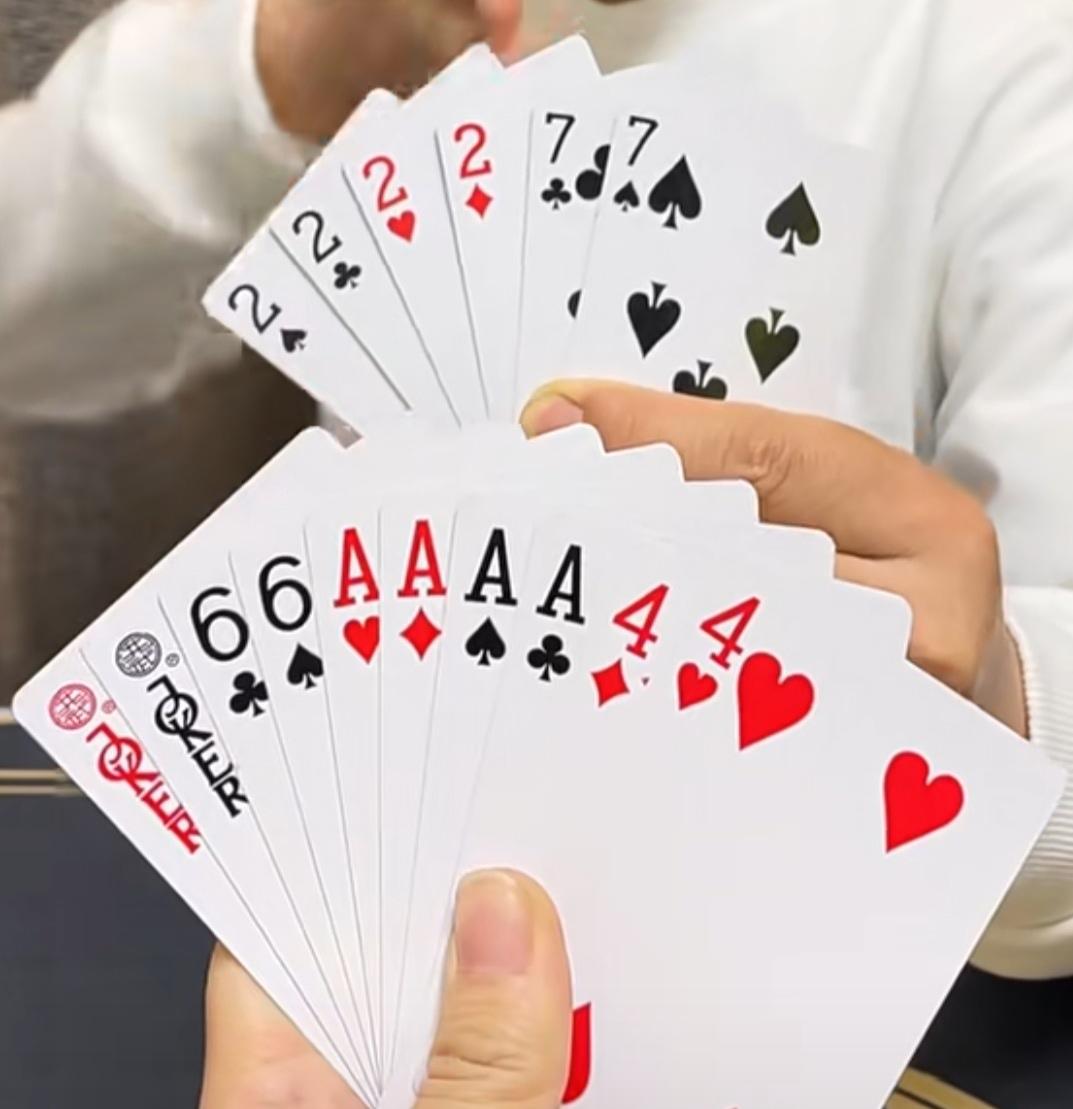 巧解残局。益智游戏，欢乐斗地主，规则有连有带，最多3带1，也可以3不带。下面牌的