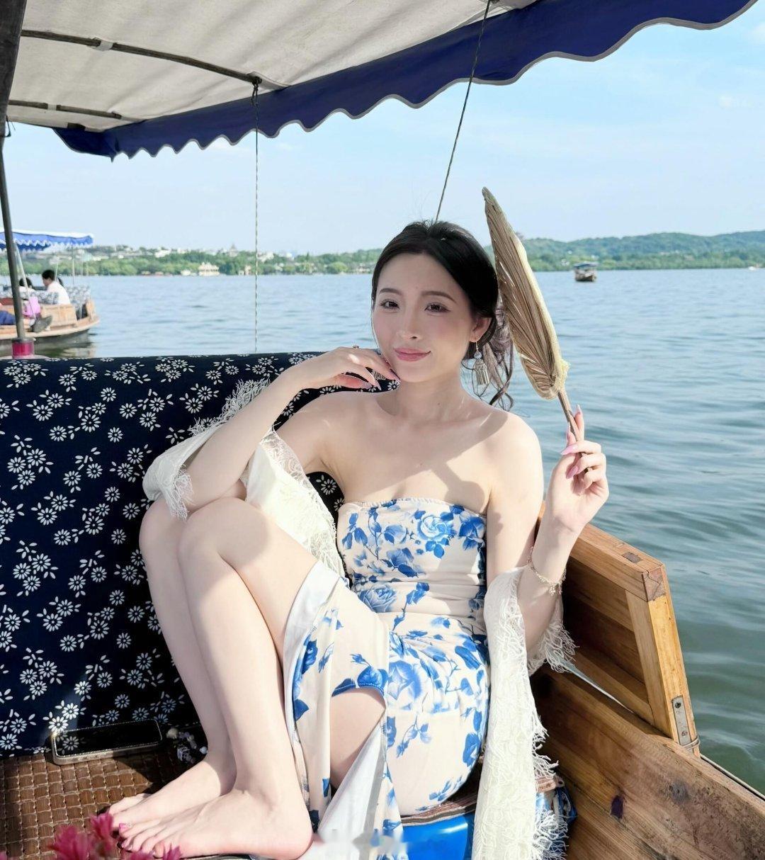 西湖，水光潋滟晴方好，山色空蒙雨亦奇，淡妆浓抹总相宜。颜值ootd