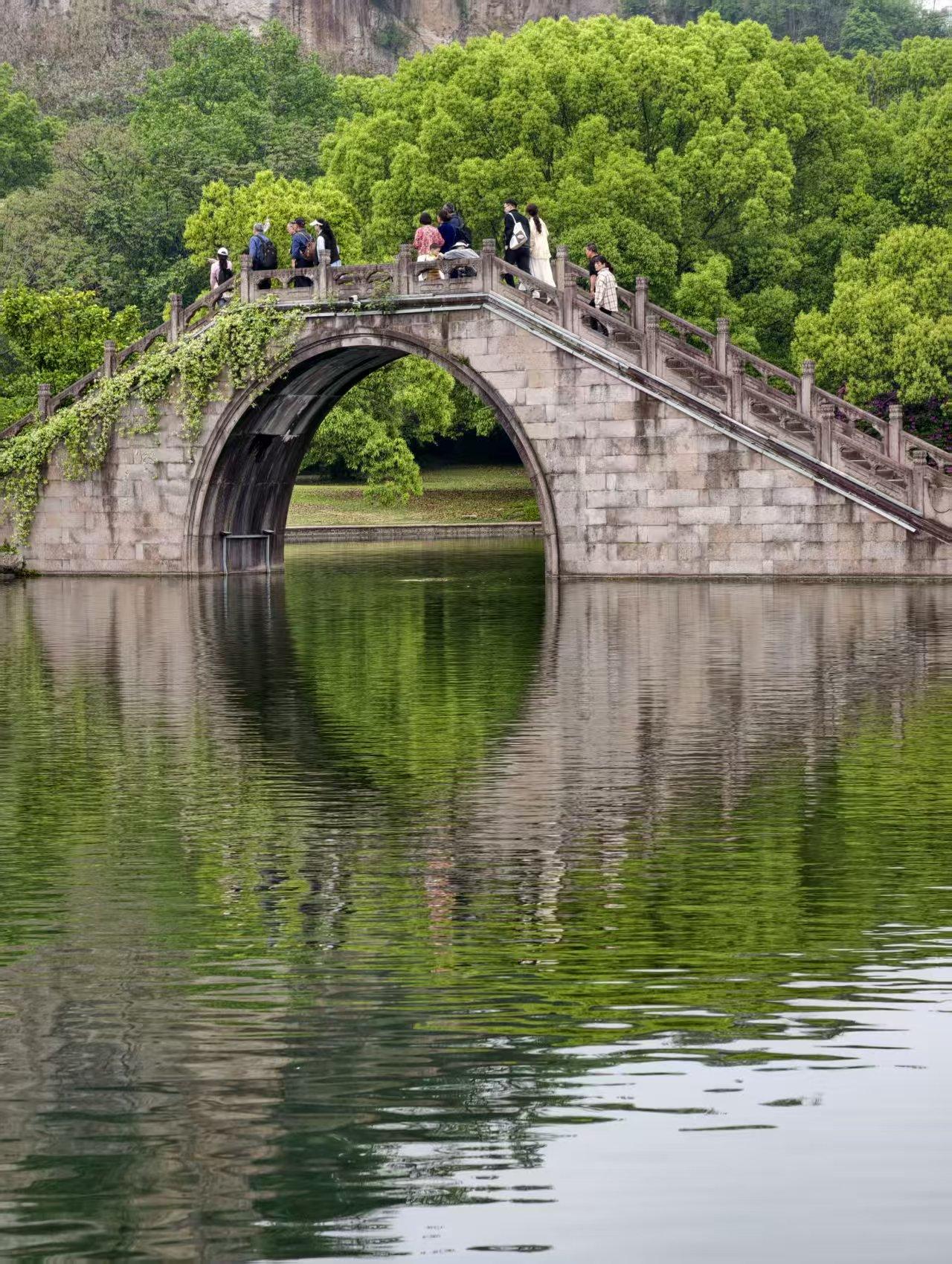 沛县大屯街道孟庄社区

孟庄社区位于沛城北4公里，大屯街道中部。
本社区东接25