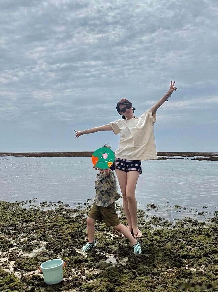 孙艺珍带孩子海边玩岁月不败美人说的就是孙艺珍吧！带儿子赶海随手拍都好好看，母子俩