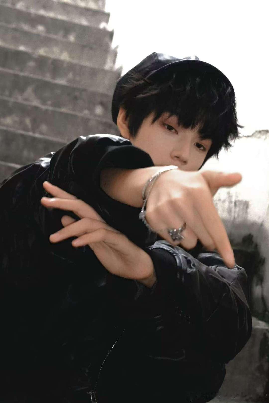 王橹杰黑色贝雷帽王橹杰储于楼梯间中的帅气相簿 王橹杰黑色贝雷帽真的好好看啊 