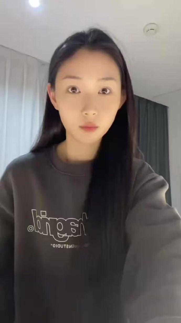 云初令剧组团建虞书欣进行曲 谁懂啊！虞书欣把自己的进行曲变成剧组团建项目，全员活