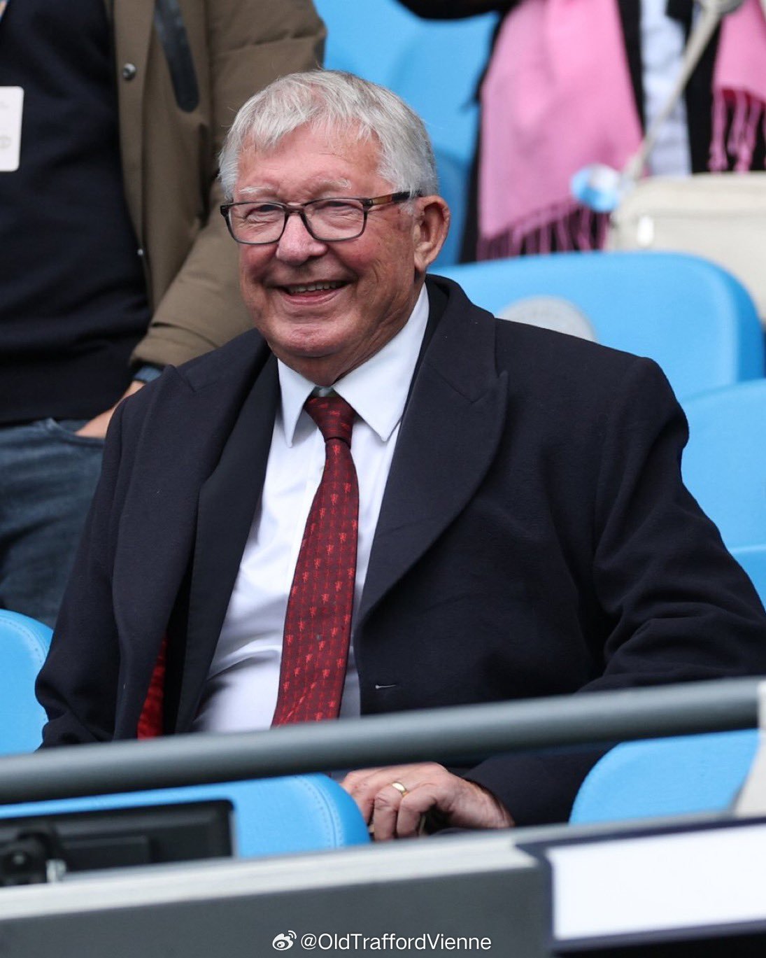 伊蒂哈德球场大屏幕上出现弗爵的脸时，现场曼城和利物浦球迷发出嘘声，但弗爵报以微笑