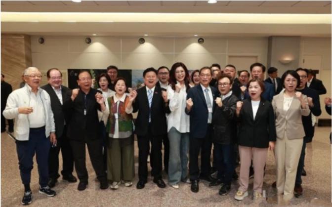 郑丽文所乘班机缓缓降落在台湾桃园机场，舱门打开的一刻，机场外早已分成两拨阵营的人