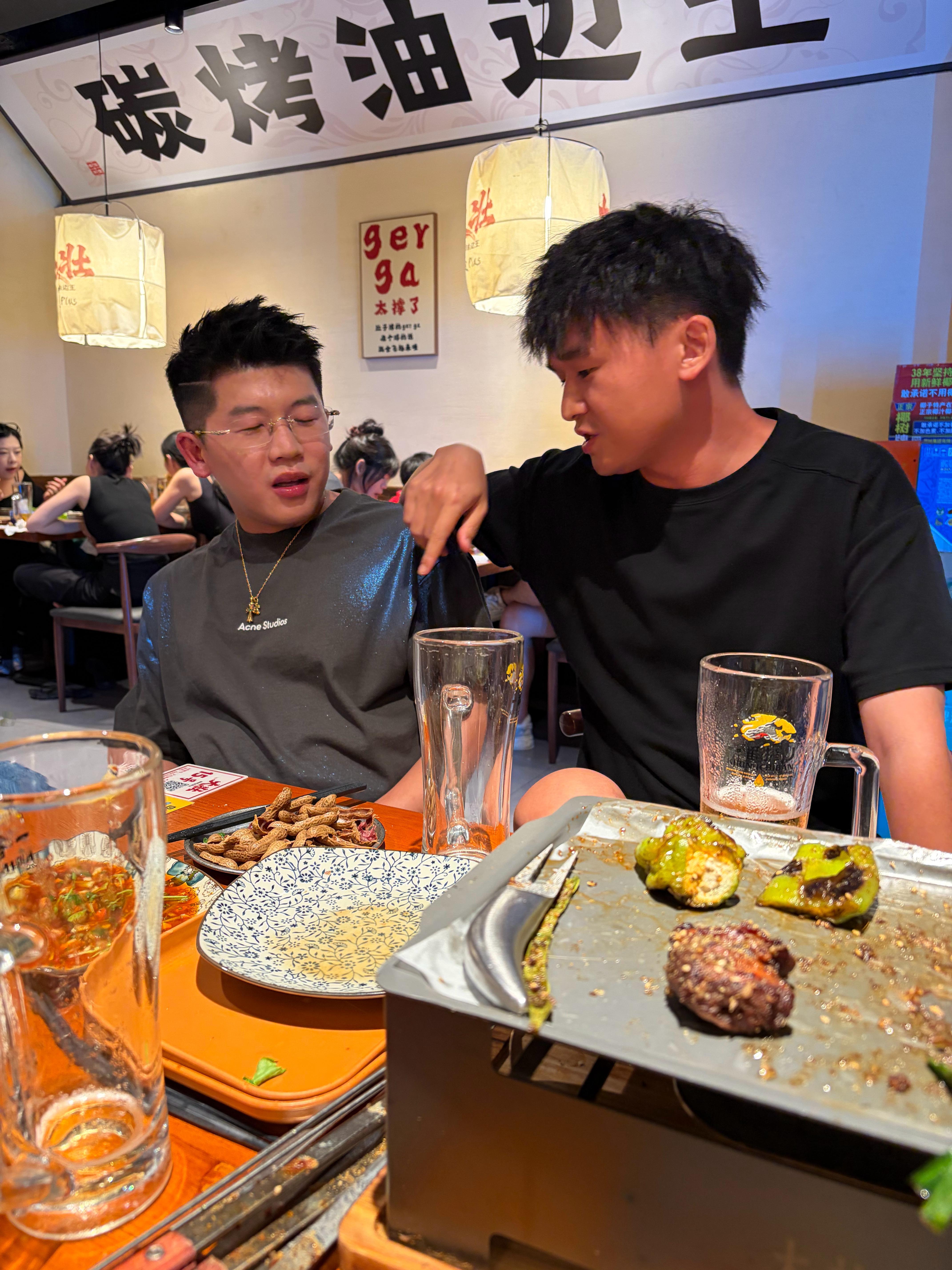 这两个人又杠上了