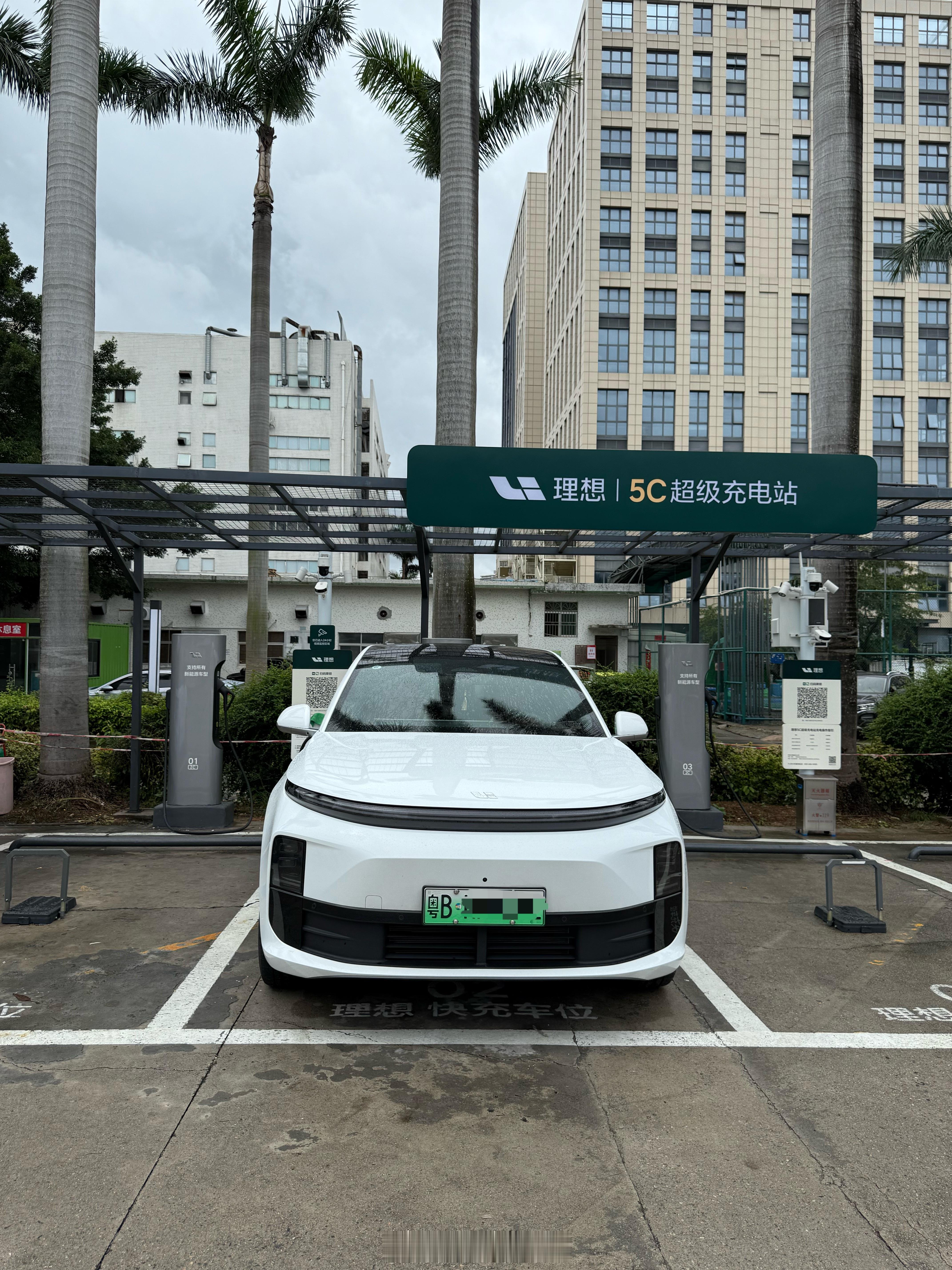 理想充电桩基建数量真不错，在深圳随处可见，有一点不好的是理想的车，目前为止全都是
