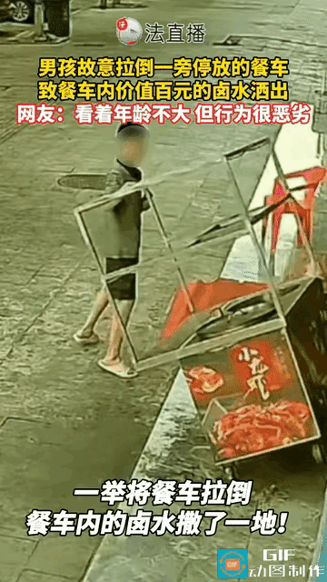 这是谁家的孩子大人，平时不教他吗？这个男孩子路过夜市摊的时候，看到路边停了一辆餐