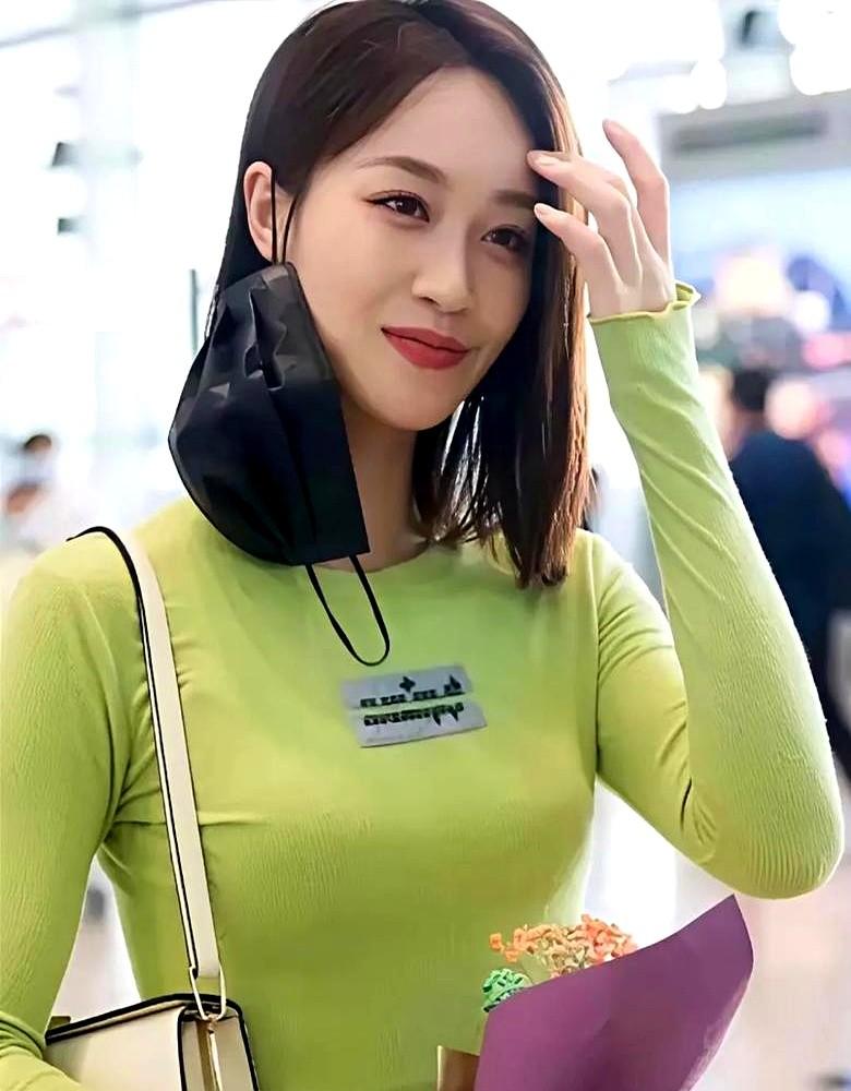 蓝盈莹这姐，真把“野心”活成了褒义词。

当年浪姐被说“用力过猛”，她压根没改。