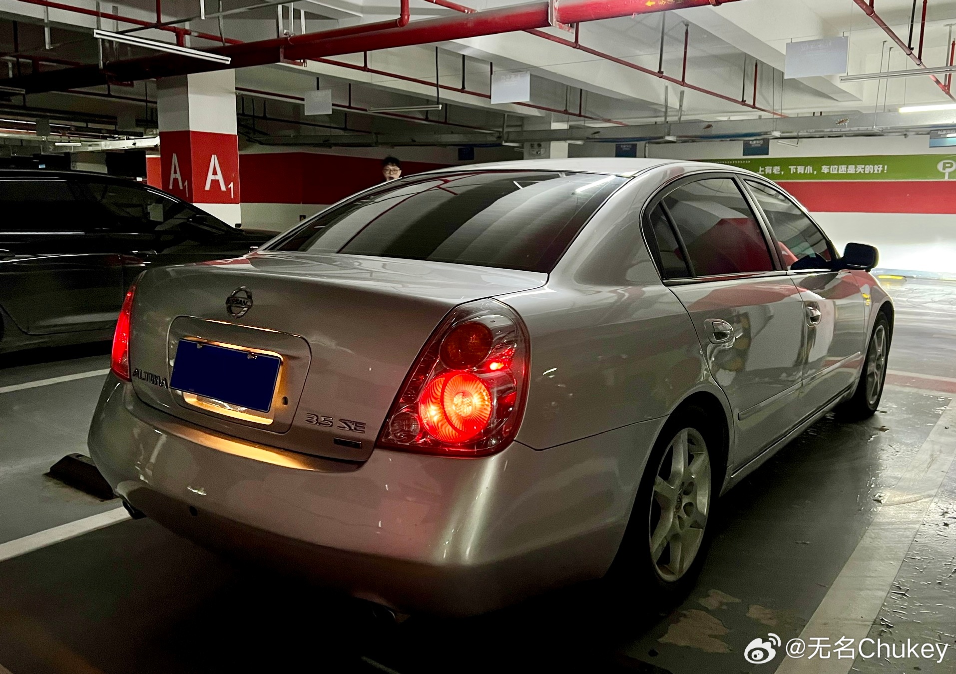 这个屁股真的越看越好看，尤其是配上3.5SE V6字样，太好了，又低调又张扬的感