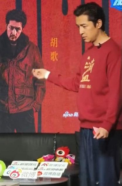 新浪扫楼萌点爆棚！胡歌“老年哥”嗨玩玩具像老小孩，文淇小孩姐清冷淡定，这组合太圈