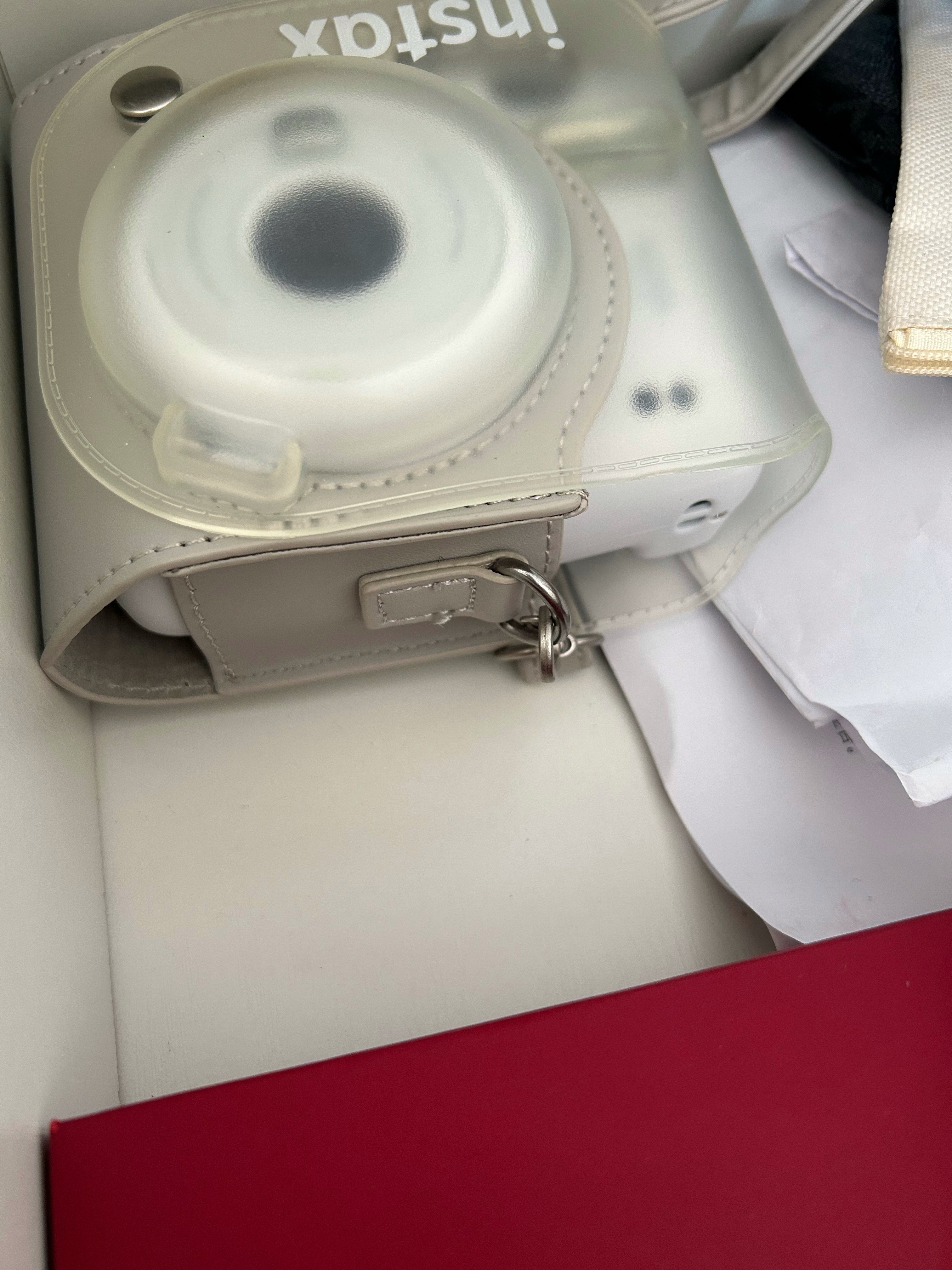 之前在家里翻遍了都找不到行驶证和驾驶证，今天刚在网上补办，然后它们就在拍立得下面