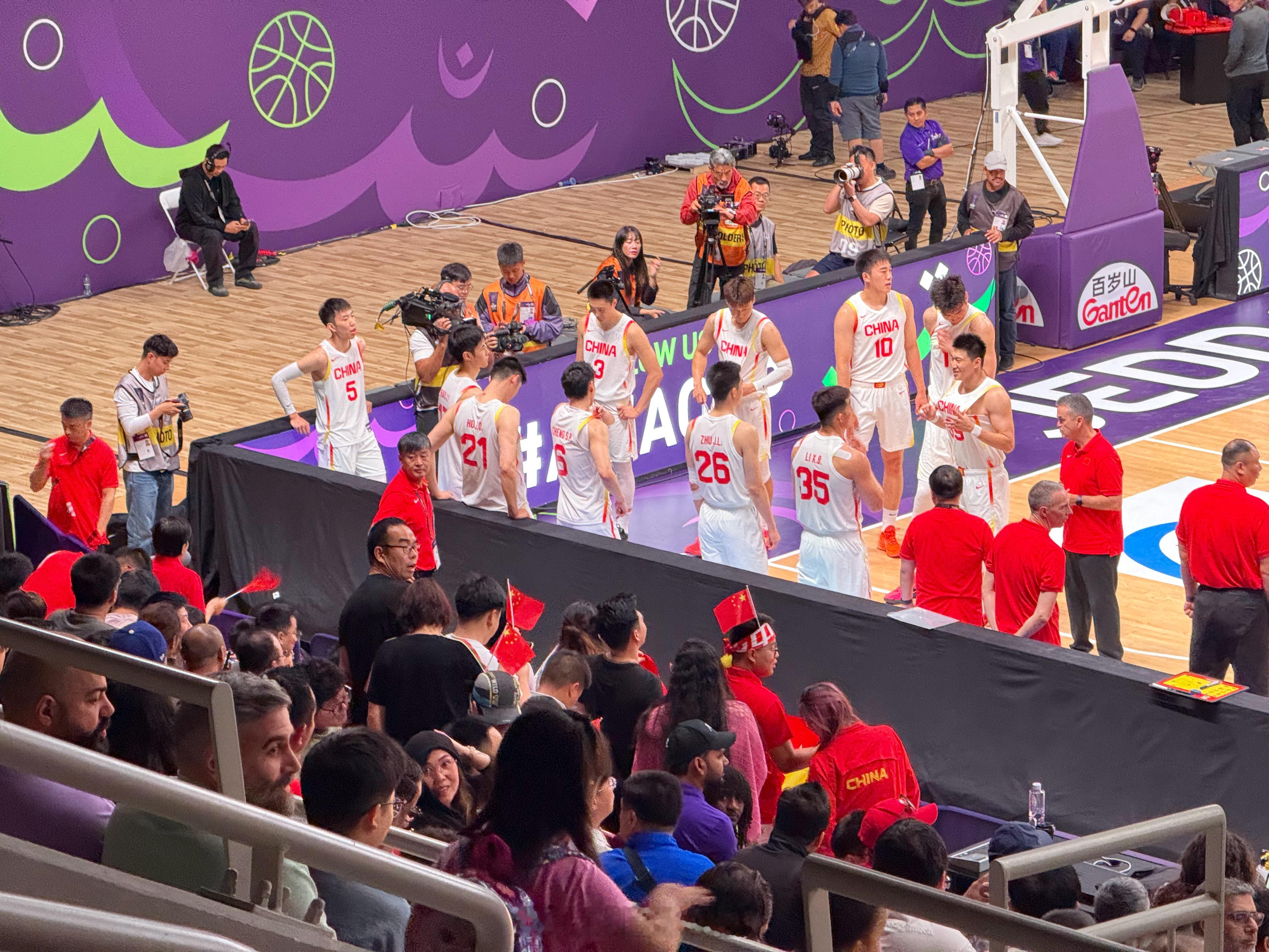 现场球迷给力！本场首发：赵睿、胡明轩、朱俊龙、王俊杰、胡金秋中国男篮vs约旦男篮