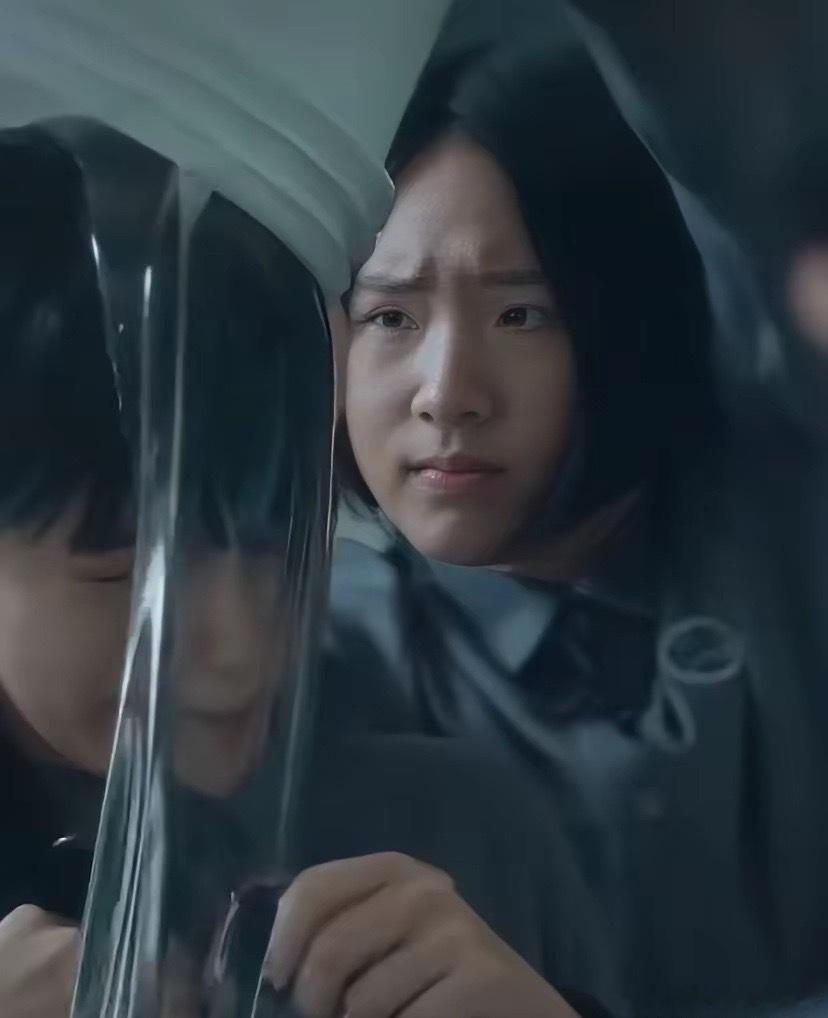 小S大女儿出来演戏了，那双绿豆大的小眼睛深得小S真传，这张高级脸走T台可以，拍戏