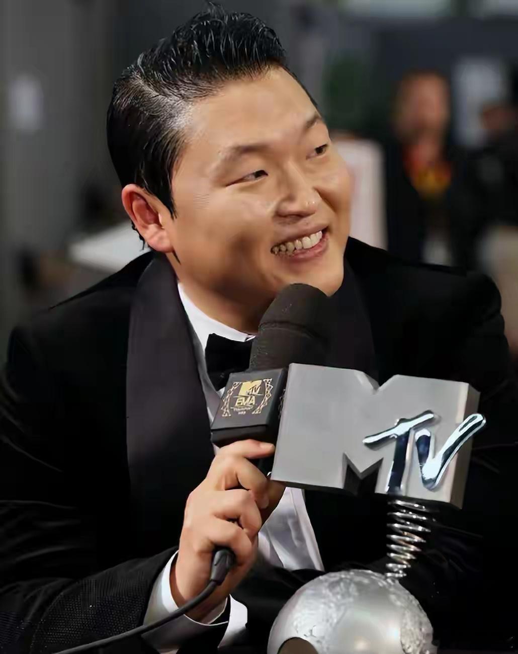 韩国艺人“鸟叔”被警方强制调查！因涉嫌违规开精神类药品。其所属经纪公司PNATI