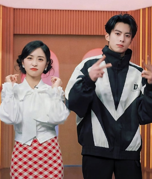 王鹤棣沈月演小情侣回家见家长你好星期六声母游戏环节，王鹤棣沈月挎着走向何老师喊“