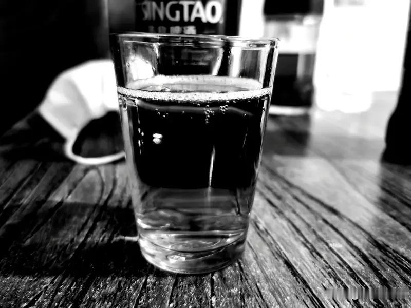 夜翻书卷月满楼，
温壶老酒解千愁。
人生纵有不如意，
且把烦忧付水流。
奈何浊酒