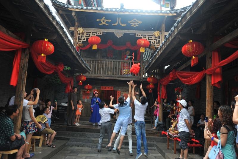 太厉害了，居然要礼钱了。
为了说明事情的来龙去脉，我用第三人称来讲这件事。
小李