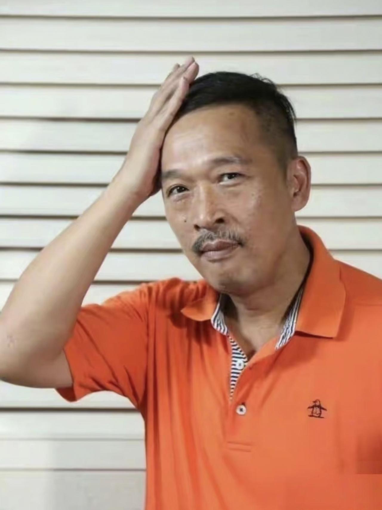 我在香港工作过的表哥，
曾经偶遇过游飚，
他回来就说，游飚真是和电视上不一样！