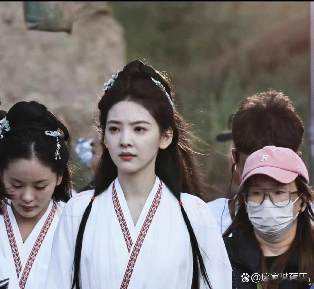 章若楠在《雨霖铃》的打戏里，眼神坚定勇敢，像侠女一样，很适合这种角色，让人容易入