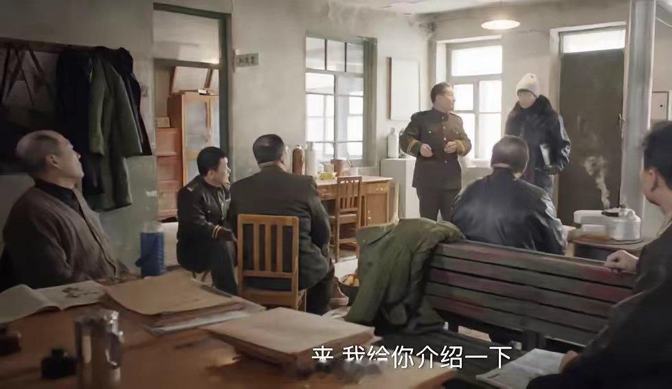 《我是刑警》秦川没想到自己会到预审科当科长，一进门就像进了“老头俱乐部”，桌子上