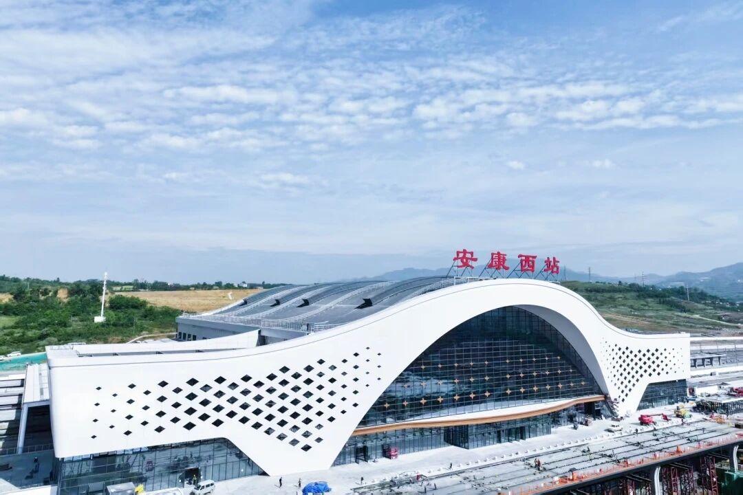 目标9月通车，西康高铁全线房建工程通过静态验收，具备联调联试条件。线路设西安东、