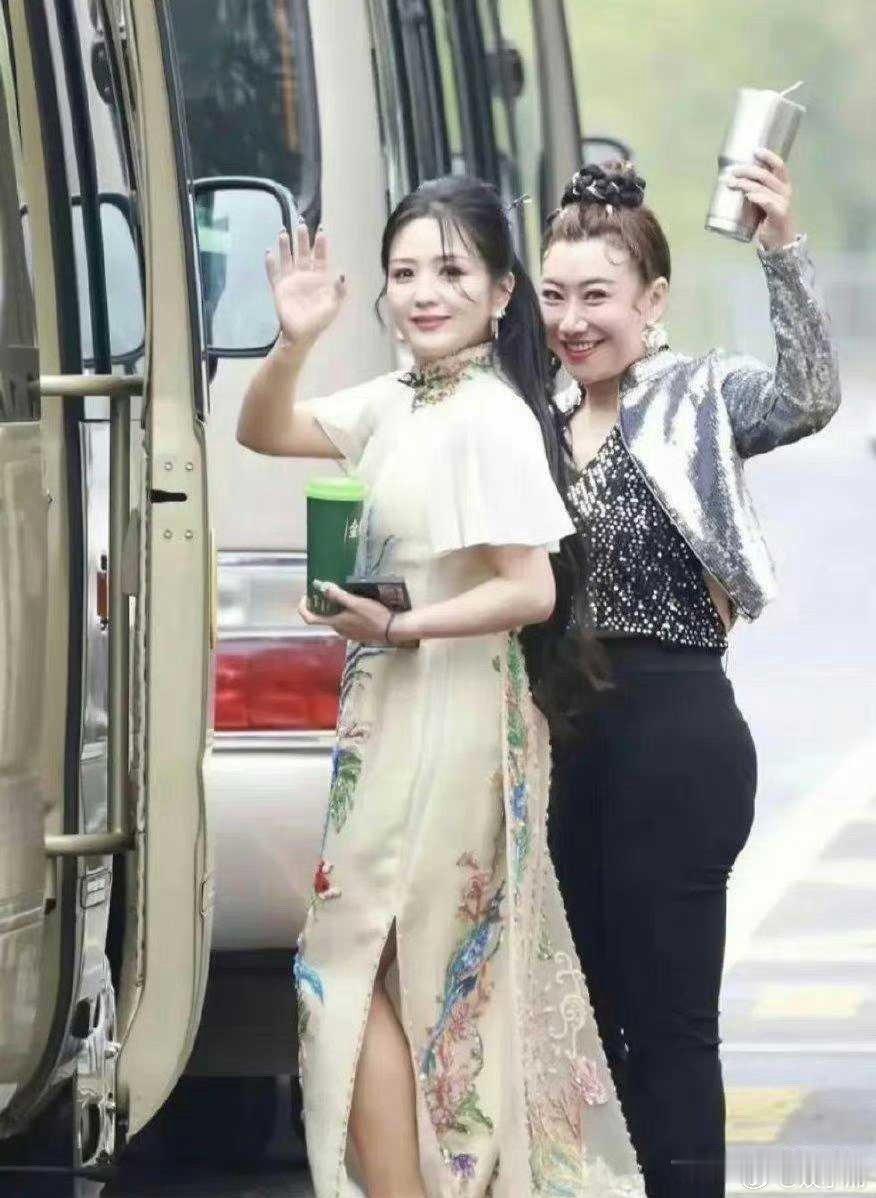 何洁瘦脱相了，这哪里是何洁啊，太瘦了，穿着旗袍也太美了 