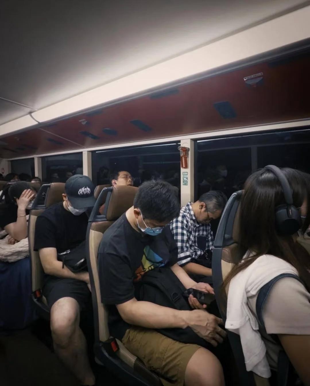 在香港公车内，看到美丽的风景！然而，车厢内却很安静，大家都戴上耳机、闭目养神或低