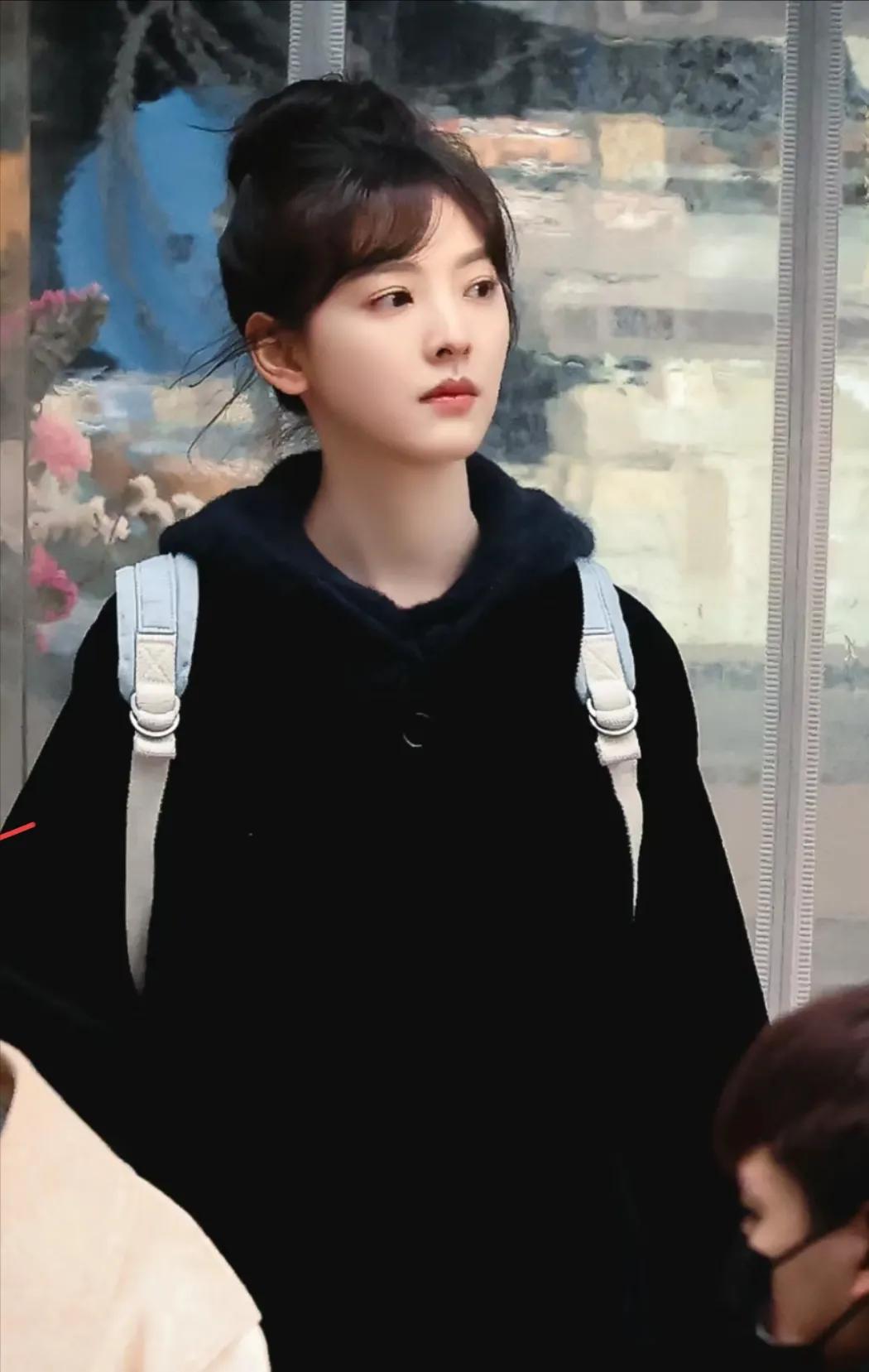 重庆解放碑偶遇章若楠拍摄《难哄》电视剧，章若楠长得太嫩了吧！看着就像一个大学生似