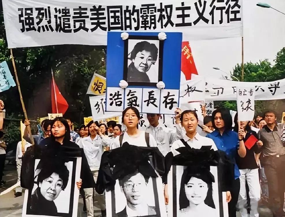 1999年5月8日凌晨，一架B-2A隐身战略轰炸机突然一次性投下6颗908千克重