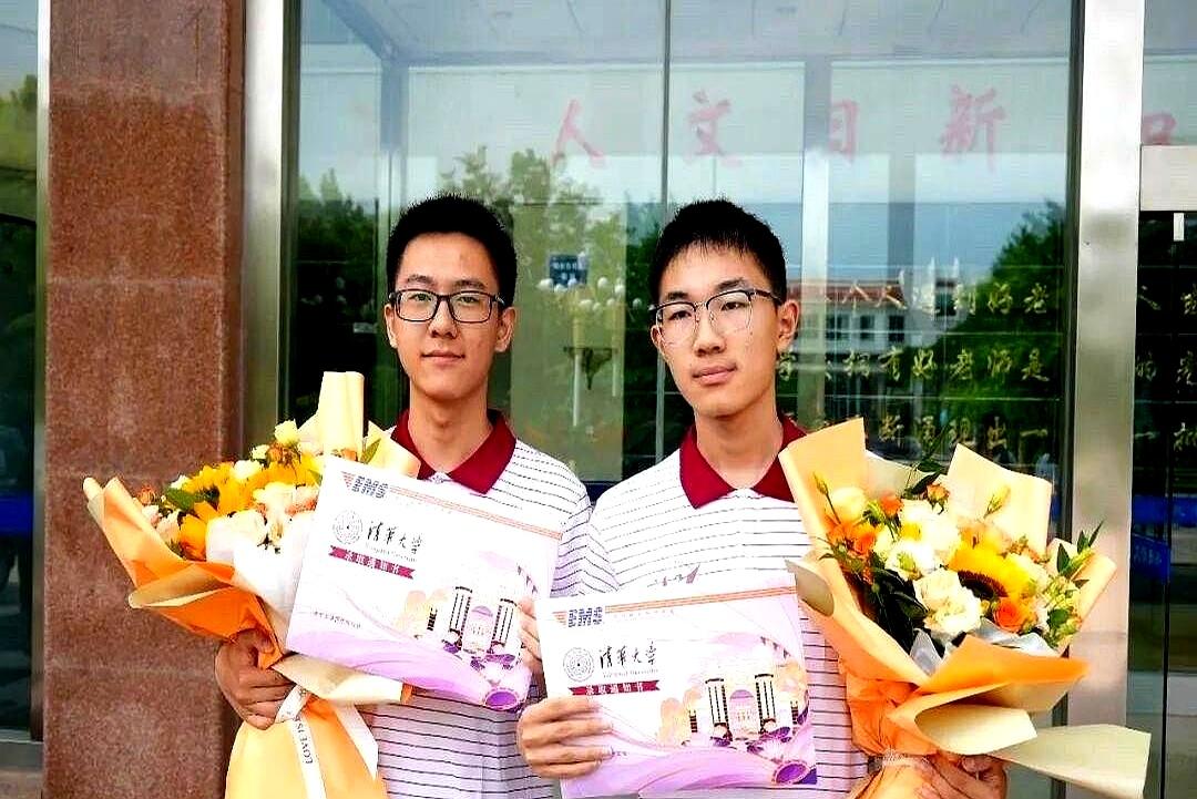 7月14日上午，阳光烫人，邮政车在日照一中东校区悄悄停下，两封印着清华紫章的特快