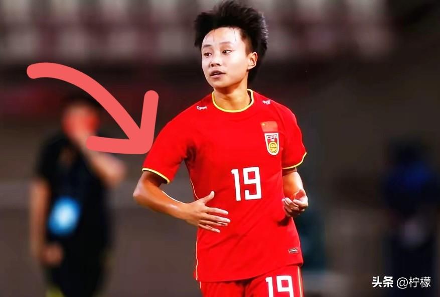 1米54，身价千万。
但张琳艳在亚洲杯更衣室哭了。
不是输球，是赢下朝鲜那场逆转