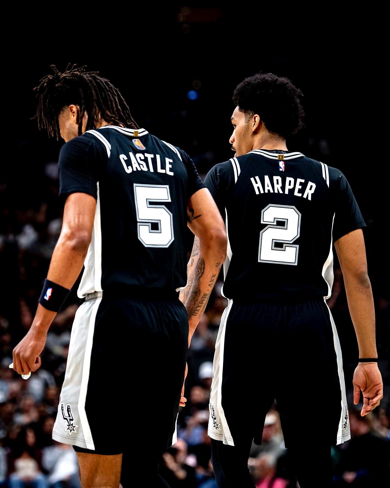 得给马刺降降温。
昨天输球并不奇怪，连胜光环有时是定时炸弹。

文班脚踝酸痛直接