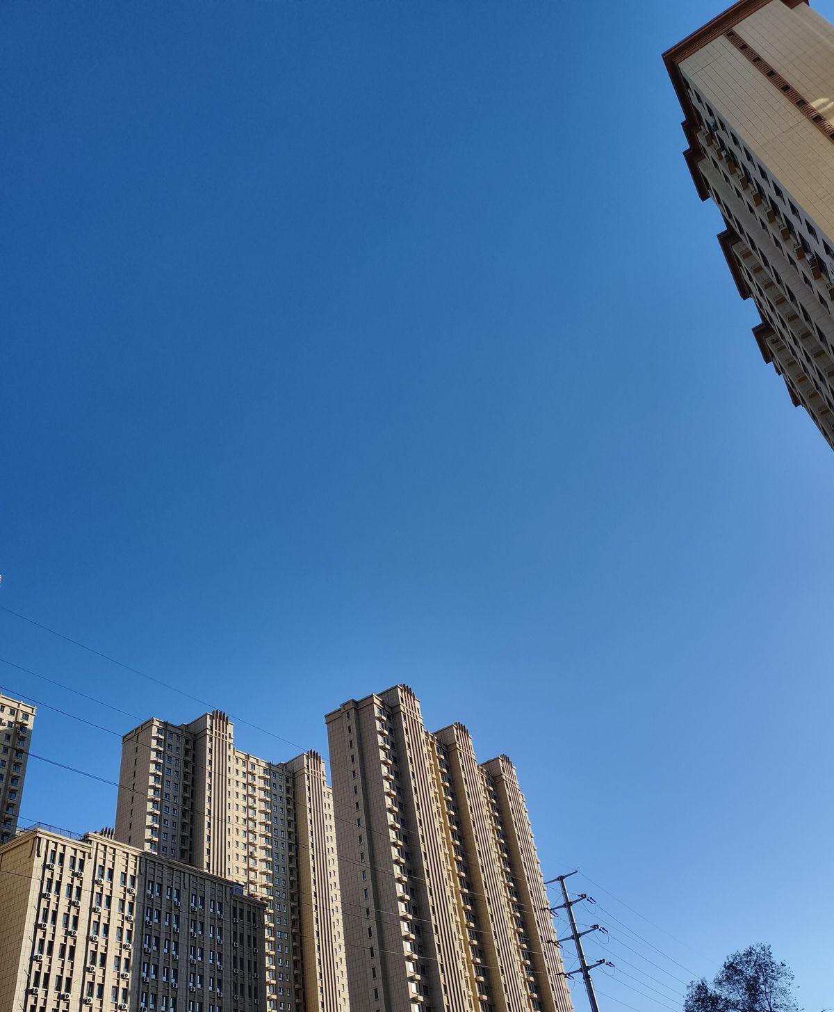 53岁被夸像40多岁，新同事一问年龄，结果他比我还小6岁，脸上褶子却比我多得多。
