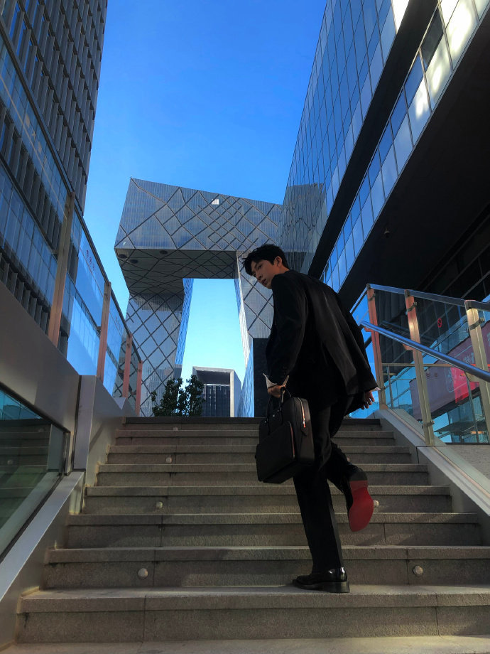 井柏然这样走两步就出片了 井柏然完全审美积累井柏然把城市街头当成摄影棚，利落黑西