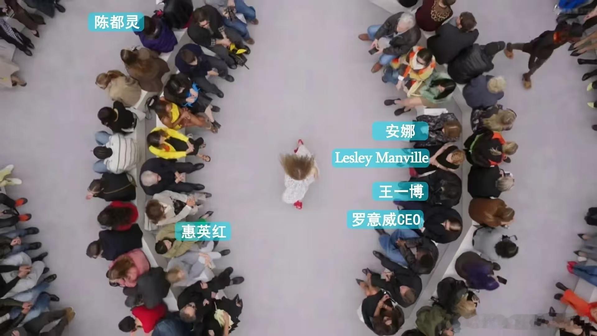 王一博陈都灵大秀同框毕竟落座以后碰不到王一博了。王一博在全场C位，顶级待遇[酷]