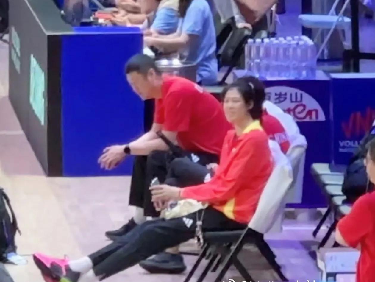 中法女排之战，李盈莹场边观赛！
目前这支女排，少了李盈莹进攻效率低了很多，希望她