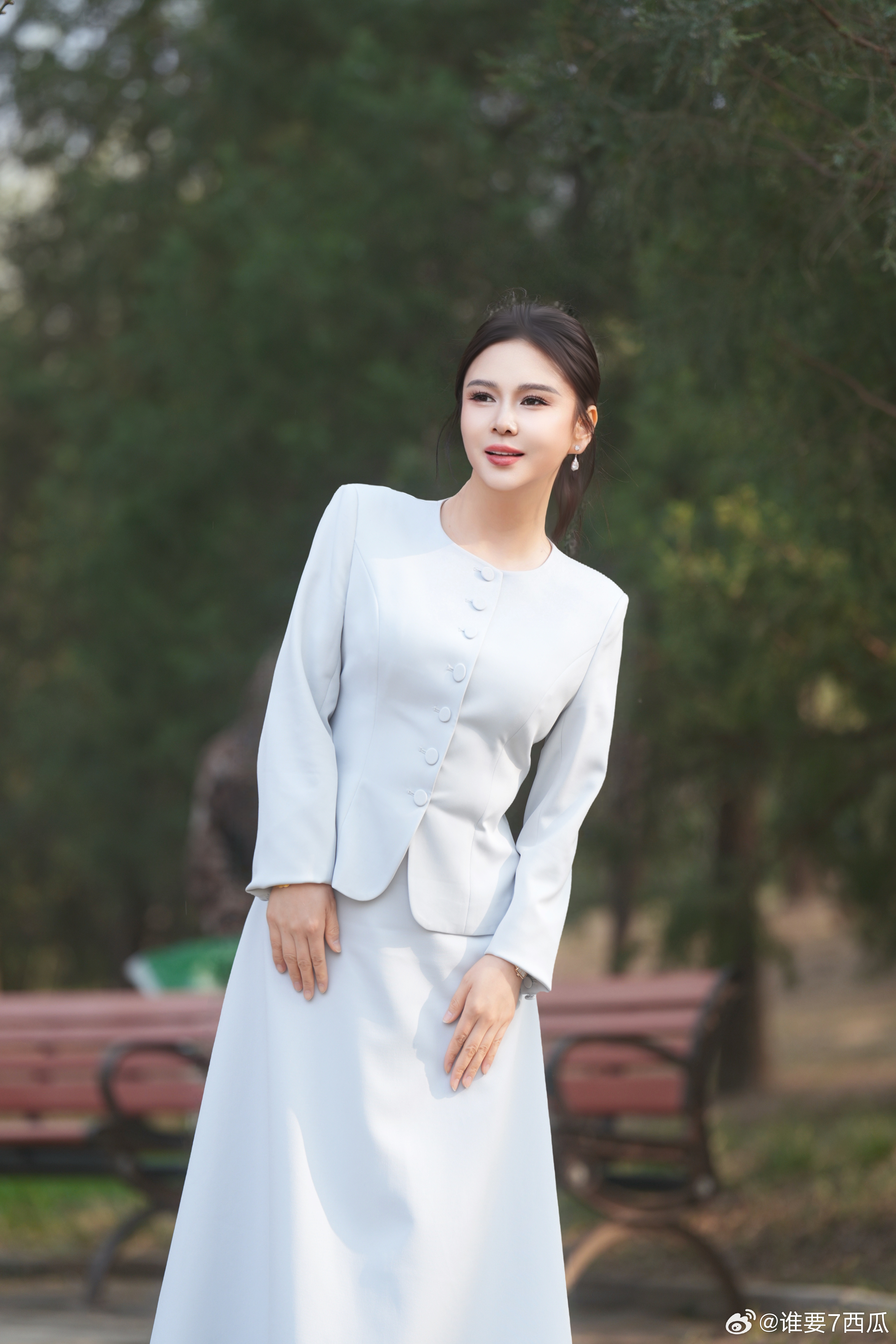 凤凰财经主持人刘美希亮相中关村论坛 刘美希以学霸光环亮相中关村论坛，控场能力超强