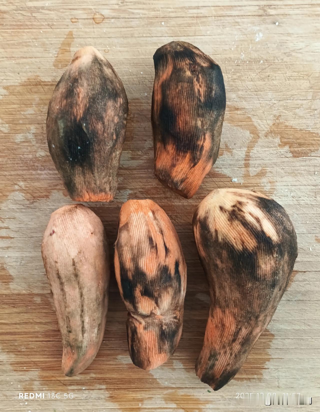 地瓜🍠削了皮为何突然变黑？
今天打算煮地瓜吃，刚削了皮的地瓜秒变“黑地瓜”，咋