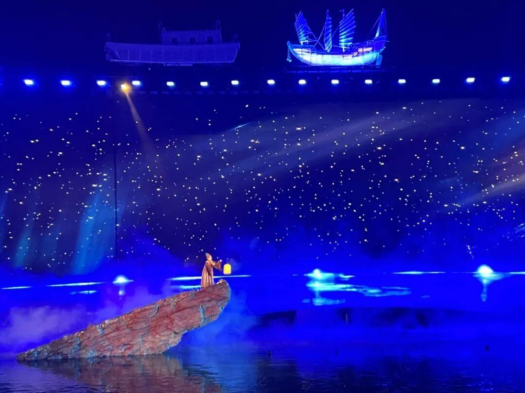 5月1日，360°全景秀演《海上有青岛》2026演出季在青岛西海岸新区凤凰岛艺术