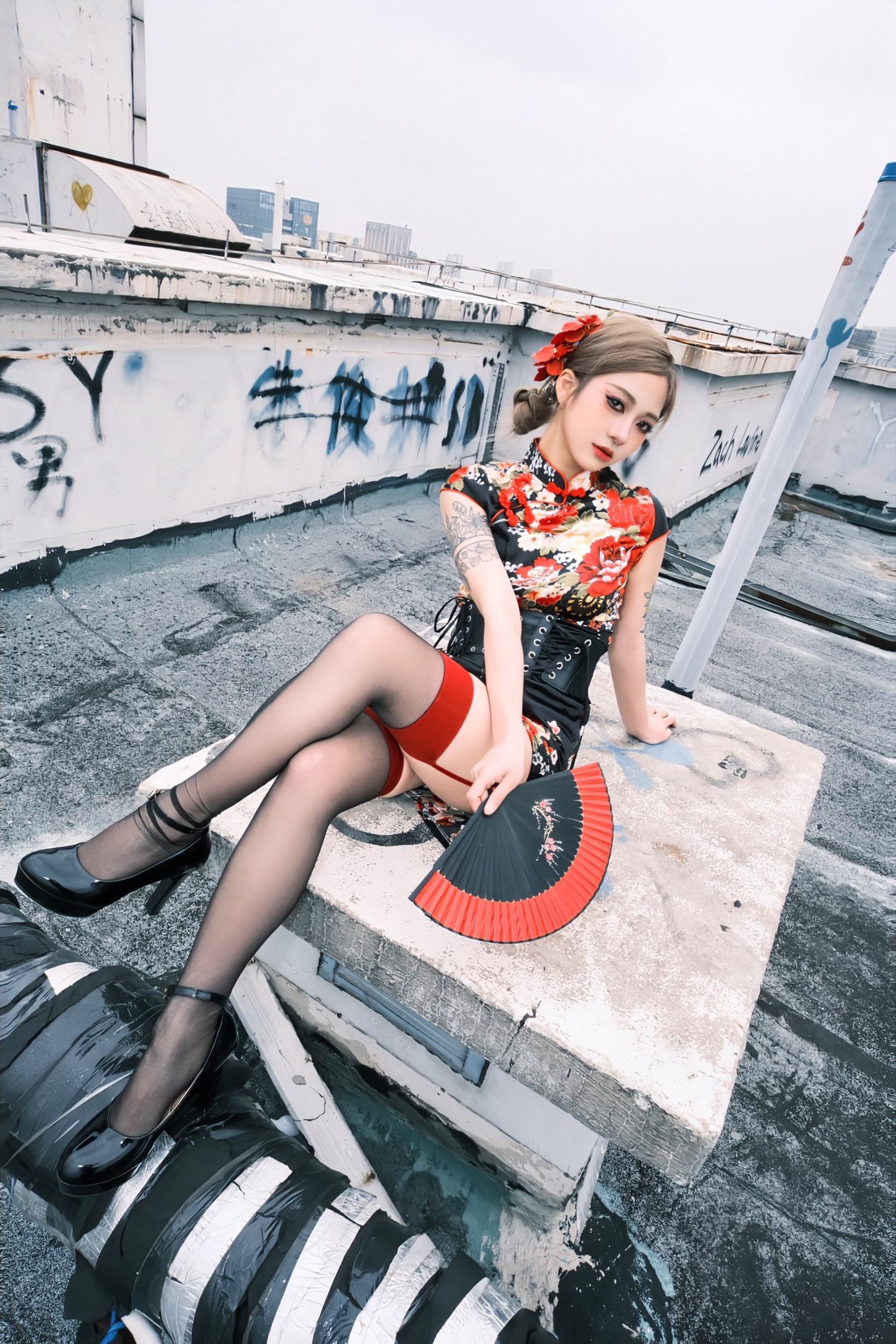 双份中华娘＝加倍的快乐。📍：镇江万达天台
📷：富士XT5➕唯卓士13mmf1.4➕神牛LuxSenior
💄：中华娘
🧚🏻：黑红   粉绿 
🔖：“倘若阁下听不进道理，在下也是略懂一些拳脚”