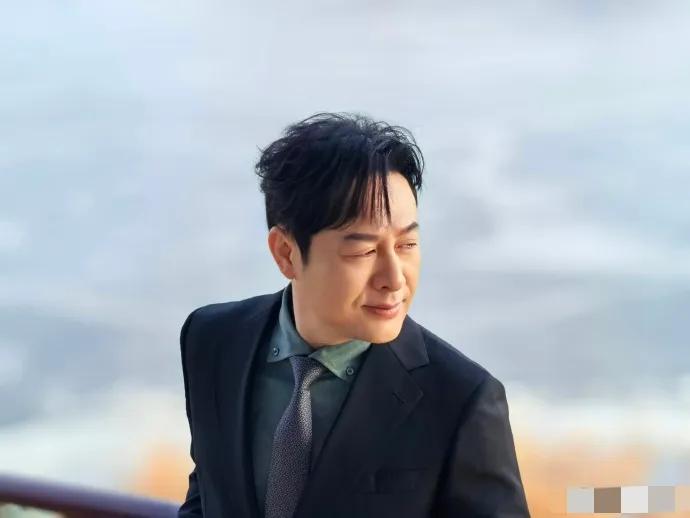 张颂文杨紫，引发热议！

1月14日，张颂文和杨紫这两人突然齐刷刷冲上热搜，起因