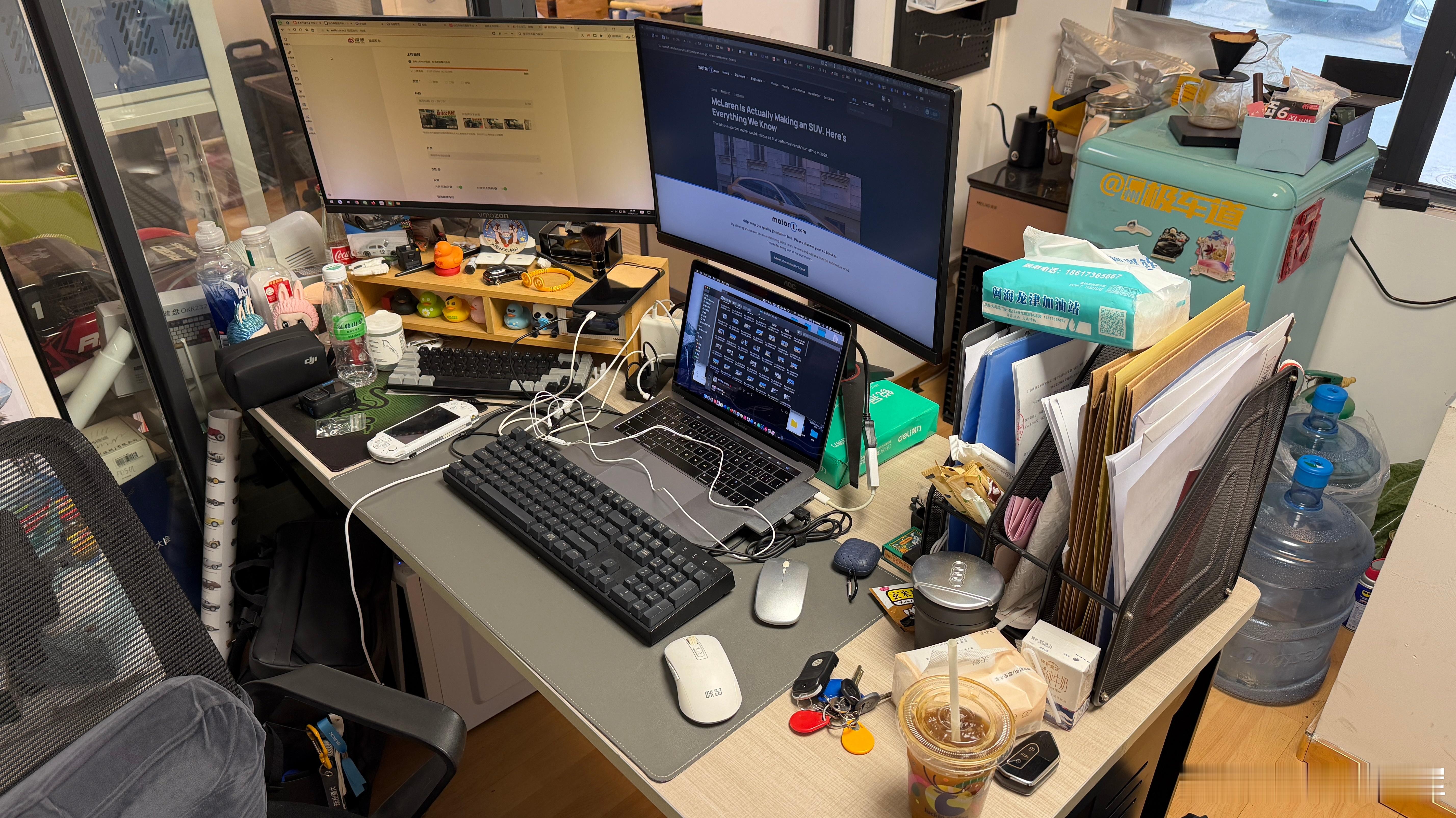 猝死程序员工位上有三块屏幕屏幕越多，牛马味儿越重……然后看了看我司的同事的工位…